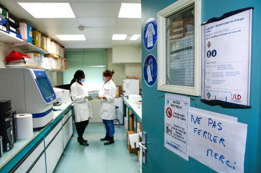 Adjo Seyram Comlan et Christelle Butel dans le laboratoire de séquençage de l’UMI TransVIHMI